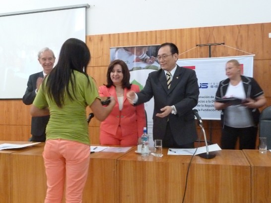 劉大使德立與教育部長菈芙恩德共同捐贈電腦，受惠學校校長代表接受。
