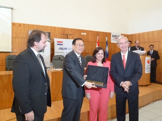 劉大使德立接受OEI秘書長及教育部長菈芙恩德感謝牌