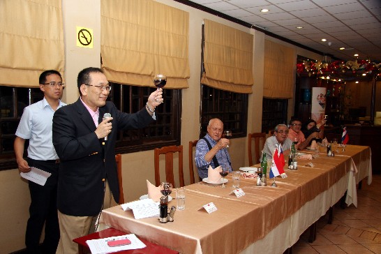 劉大使德立舉杯向出席聯歡晚會在座巴拉圭媒體記者致意
