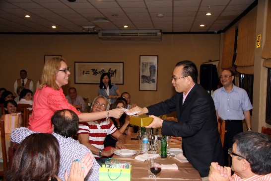 劉大使德立於媒體記者年終聯歡餐會摸彩活動中致贈首獎予得獎人
