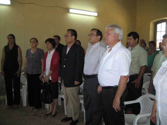 劉大使德立與巴外交部前政務次長李瓦斯（Antonio Rivas，右二）及Guairá省Iturbe市市長Darío Cabral Blanco（右ㄧ）於啟用儀式中合影