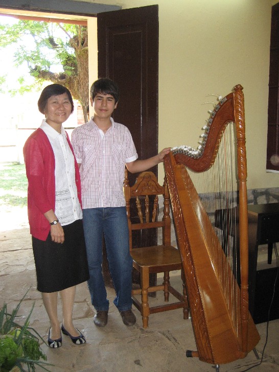 劉大使夫人與彈奏伊致贈之豎琴學生合影