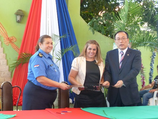 駐巴拉圭劉大使德立、警察總監夫人「Poty Porã基金會」主席Mirta Rotela de Alvarenga（中）及「警察總部聖方濟養老院」院長María Gloria Matiauda共同簽署捐贈議事錄