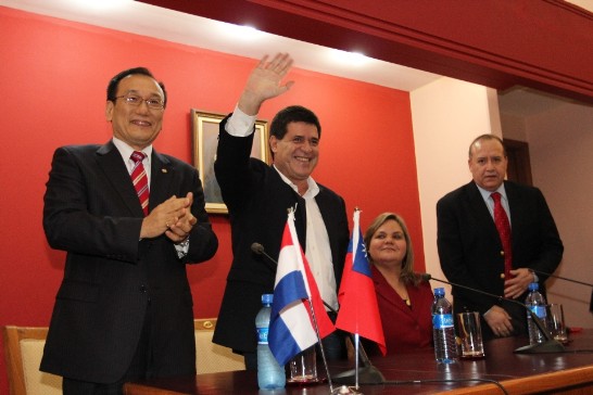 巴總統當選人卡提斯、本館劉大使及紅黨主席莎瑪妮歌共同主持華語課程開學典禮