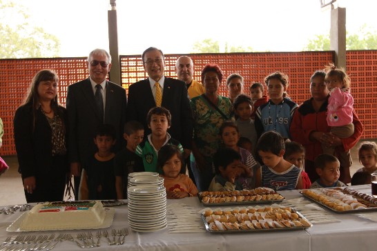 劉大使德立與受益戶小朋友合影