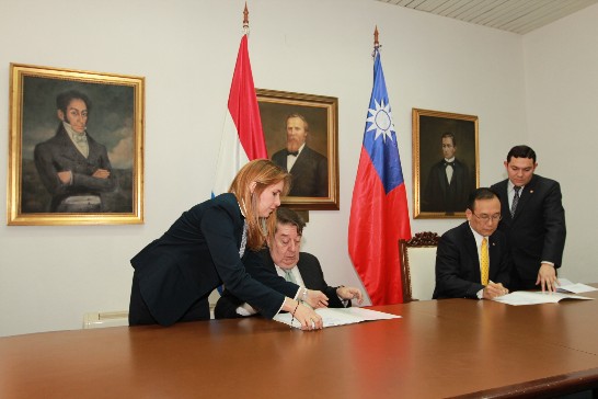 劉大使德立與費南德斯外長簽署合作議事錄