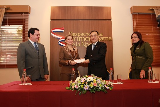 劉大使德立與第一夫人阿法洛、兒童部部長José María Orué及教育部次長Oilda Ortega等合影