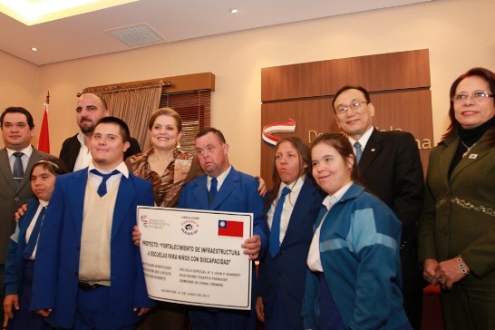 劉大使德立、第一夫人阿法洛與特教學校師生合影