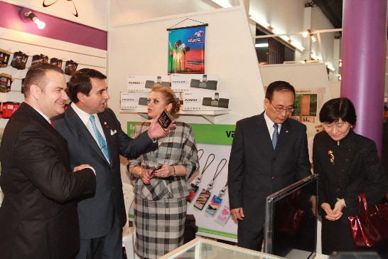 劉大使德立夫婦陪同巴拉圭總統佛朗哥伉儷至會場逐一參觀台灣產品