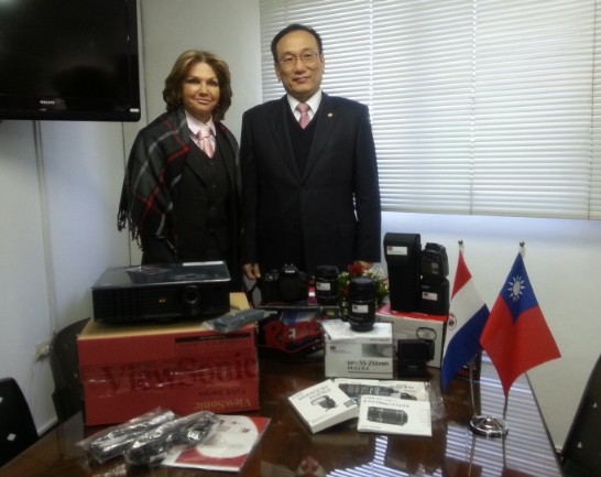 劉大使德立代表捐贈照相器材及投影機予巴國家文化中心
