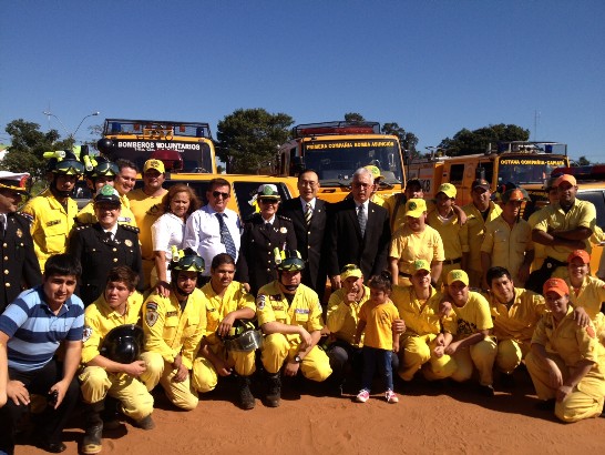 贈交典禮後，劉大使德立與巴急難部長華德斯（Rafael Valdéz）及與會人員合影