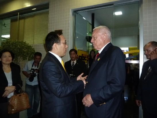 我駐巴拉圭劉大使德立於8月7日應邀前往巴拉圭第一大報「ABC彩色報」參加46周年社慶並向社長蘇克立優祝賀