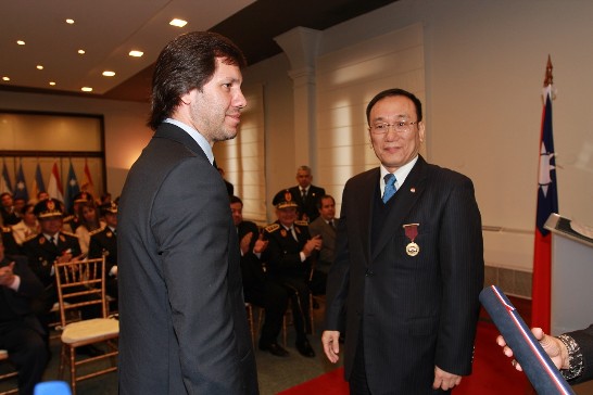 內政部長卡巴耶羅頒贈劉大使德立最高榮譽勳章