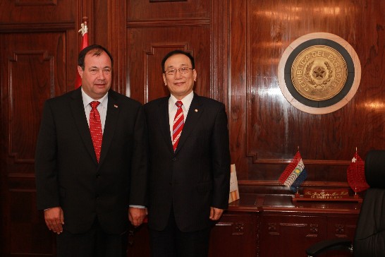 劉大使與巴新任副總統艾法拉合影