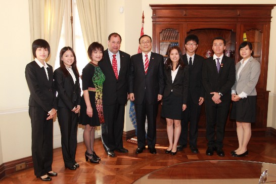 劉大使偕青年大使訪問團與巴新任副總統艾法拉合影