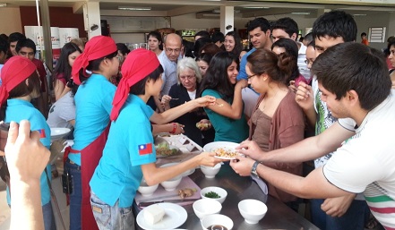 國際青年大使於國立亞大農學院廚藝示範後之試吃活動。