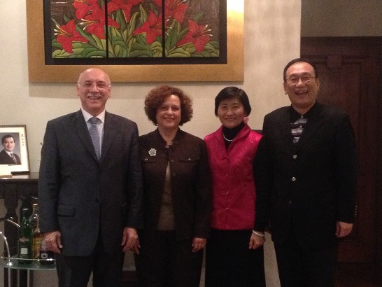 劉大使德立夫婦與巴國外長羅依沙卡伉儷合影