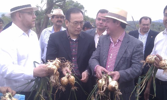 劉大使德立與巴農牧部長賈狄尼（Jorge Gattini）及Paraguarí省省長Miguel Jorge Cuevas(右) 參加「農村日-洋蔥之旅」合影