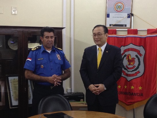 劉大使德立與警察總監Francisco Alvarenga Núñez合影