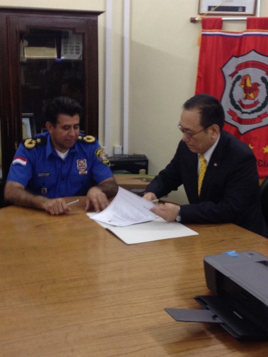 劉大使德立與警察總監Francisco Alvarenga Núñez簽署捐贈議事錄