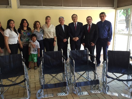 劉大使德立赴巴Itauguá市國立醫院捐贈40臺輪椅，與在廠之卡提斯總統胞妹莎菈（Sara Cartes，右五）、前外長駱琪（Leila Rachid，右六）、慈善基金會主席Adalberto Martínez主教（右四）及Itauguá市國立醫院院長Gustavo Ortiz（右二）合影