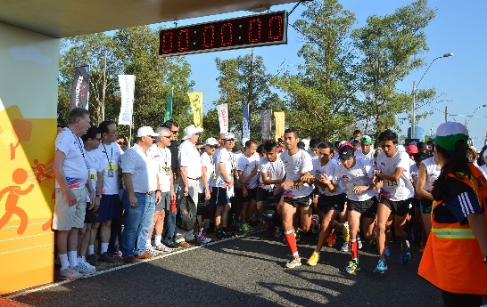 劉大使德立與臺巴友好合作協會會長Juan María Carrón(左ㄧ)、眾議長韋拉斯格斯（Hugo Velázquez，左二）、巴奧委會主席培瑞斯（Camilo Pérez，左四）及體育部長貝奇（Víctor Pecci，左六）共同主持我「慶祝103年國慶千人馬拉松賽」（Run for Doble）起跑儀式。