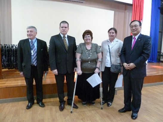 劉大使及巴衛生部長巴利歐斯(Antonio Barrios左二)與受贈代表合影