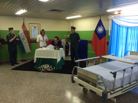 劉大使德立與三軍婦女基金會Lucía Duarte de Garcete主席共同簽署之接收議事錄