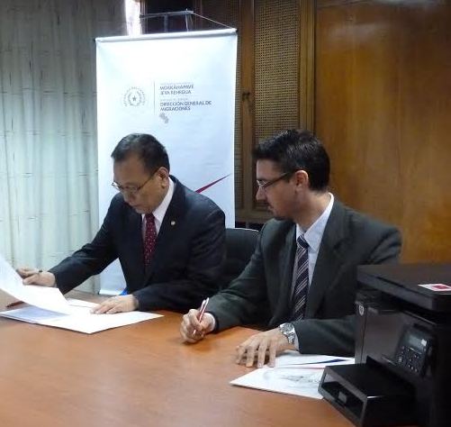 劉大使德立與巴國移民局長Jorge Kronawetter 簽署援贈議事錄