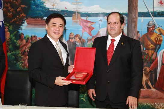 郝市長龍斌接受沙馬涅戈市長頒授榮譽市民證書及市徽