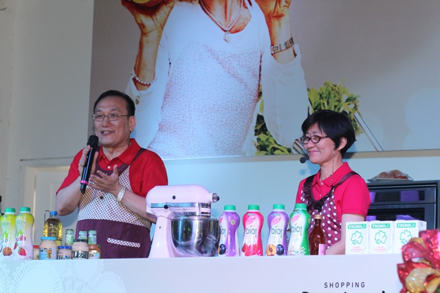 劉大使德立及夫人向出席活動來賓解說中華美食