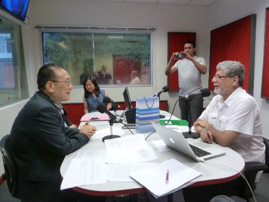 劉大使德立於「1000廣播電臺」接受主持人Augusto Dos Santos現場訪問