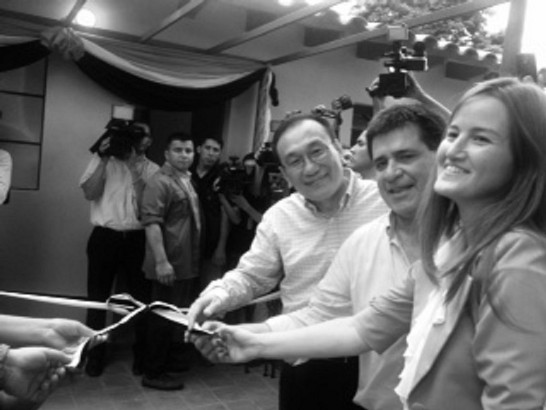 卡提斯總統、努內斯部長及劉大使德立