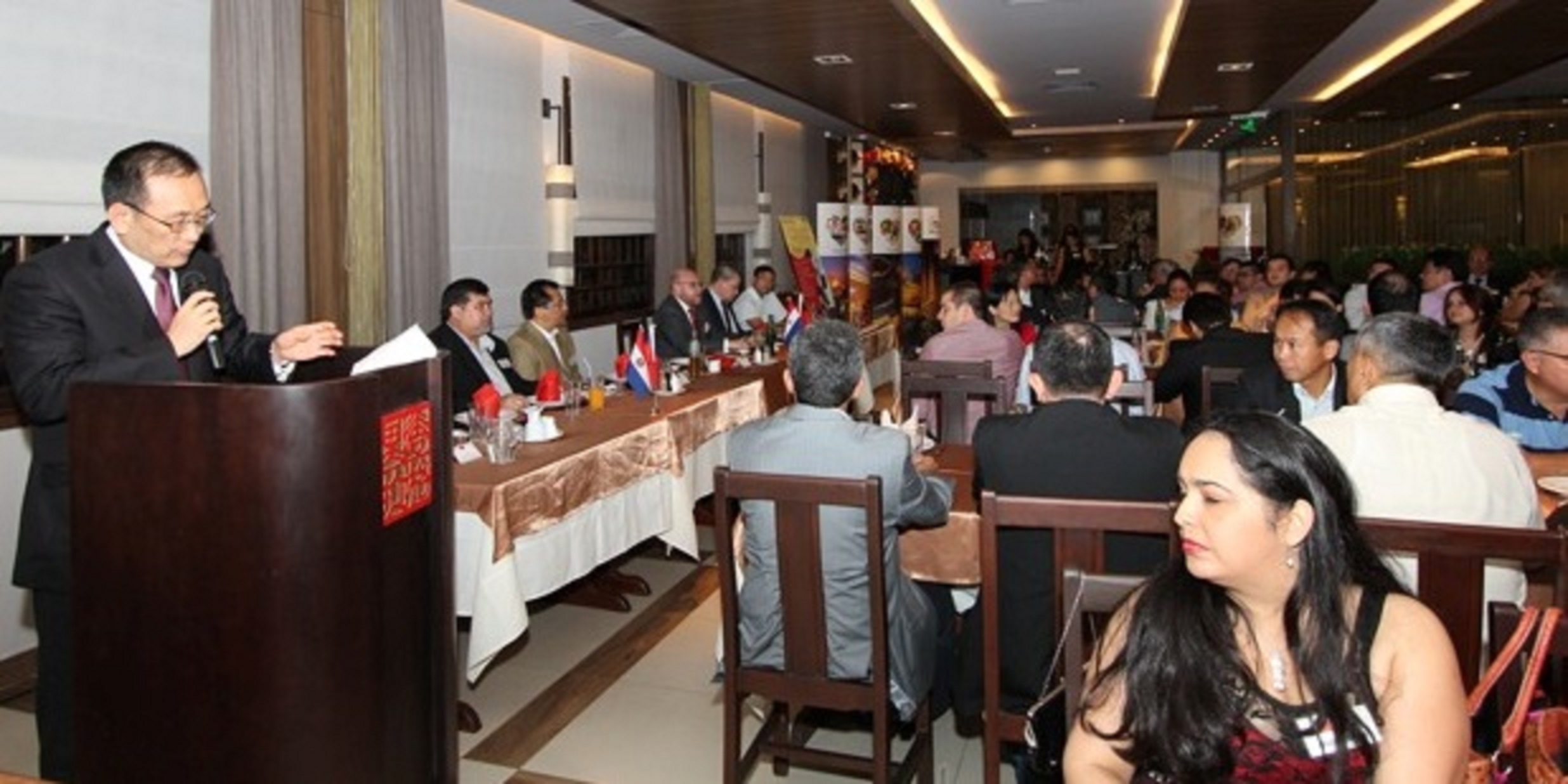 劉大使德立（左立者）致詞