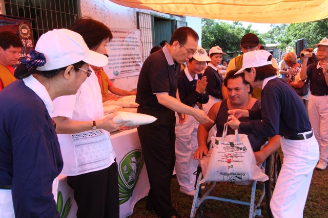 劉大使德立夫婦與慈濟基金會巴拉圭亞松森聯絡處人員共同發放物資予災民