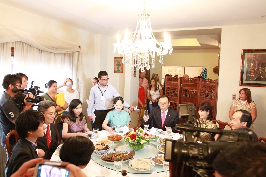 劉大使德立夫婦與館員向媒體記者示範解說除夕圍爐及年菜意義
