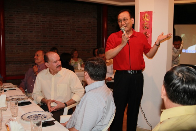 劉大使德立於晚宴開始前致詞歡迎巴國防部長索多（Bernadino Soto Estigarribia，左二）等人