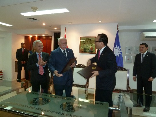 劉大使德立與巴外長羅依沙卡交換備忘錄約文