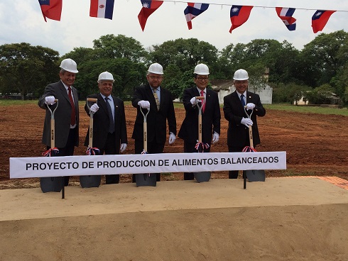 劉大使德立與巴拉圭農牧部長賈狄尼（Jorge Gattini）、國立亞松森大學校長鞏薩雷斯（Pedro Gonzále）及該校獸醫院院長貝拉達（Enrique Peralta）共同主持飼料工廠開工儀式