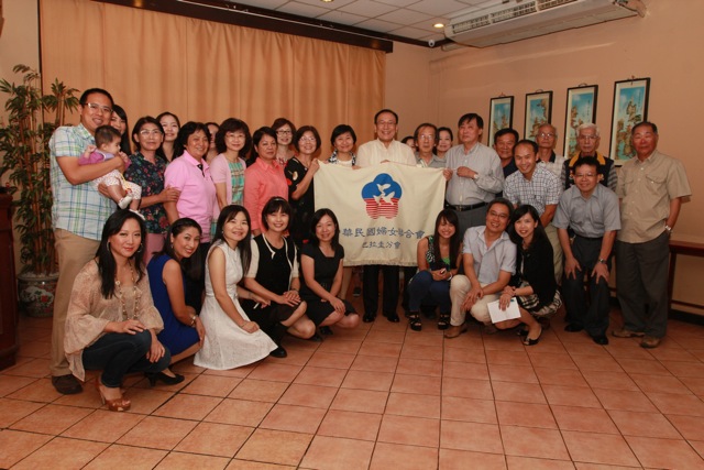 駐巴拉圭劉大使德立暨婦聯會巴拉圭分會顧主任委員文瑩與分會員眷合影