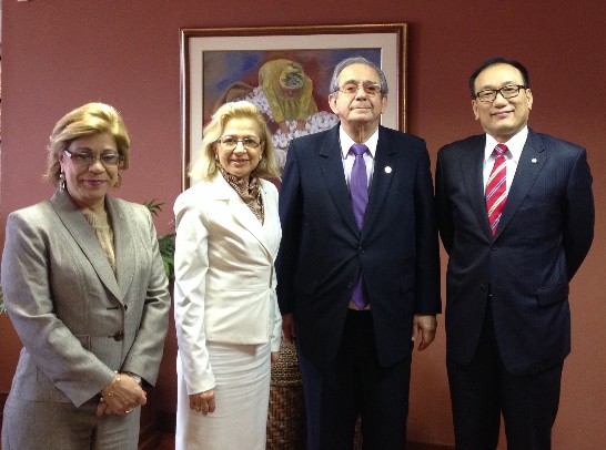 劉大使德立與巴拉圭最高法院院長托雷斯、第一副院長布琪達及第二副院長芭蕾洛合影