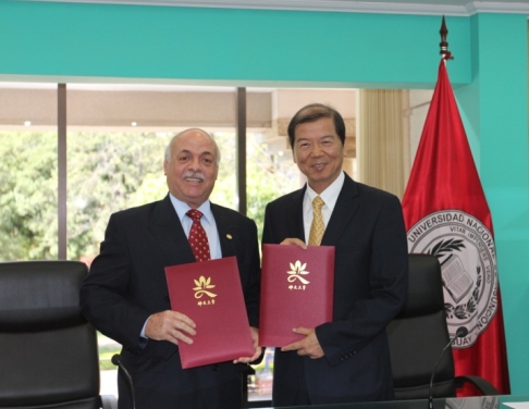 巴國立亞大校長鞏薩雷斯(左)與佛光大學楊校長朝祥（右)交換約本 