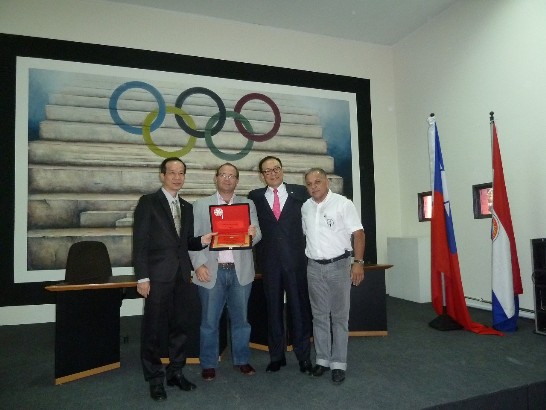 劉大使德立應巴拉圭奧林匹克委員會主席Camilo Pérez之邀參加該委員會歡送我黃桌球教練榮欽茶會