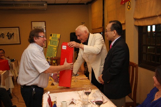 劉大使德立於慶祝記者節聯歡餐會摸彩活動中致贈獎品予得獎人