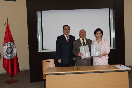 國立亞大校長鞏薩雷斯(中)與淡江大學張校長家宜（右）交換約本，本館劉大使德立(左)觀禮。