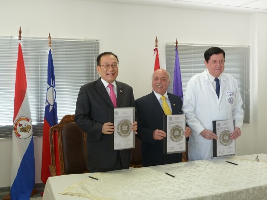 劉大使德立（左）、國立亞大校長鞏薩雷斯(中)及醫學院培里士院長（右）於簽署議事錄後合影