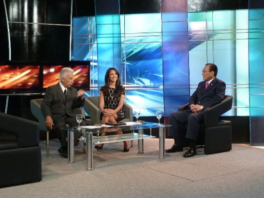劉大使接受「第二電視台」(Red Guaraní)總經理暨節目主持人Óscar Escobar及Mariana Pineda現場專訪情形