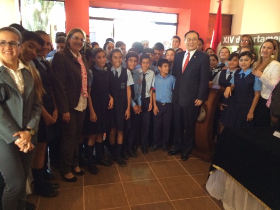 劉大使德立與María Auxiliadora中小學師生合影