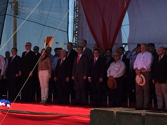 劉大使（右ㄧ）與卡提斯總統（左四）等巴國政要共同參加巴國Canindeyú省第16屆農牧工商展開幕典禮