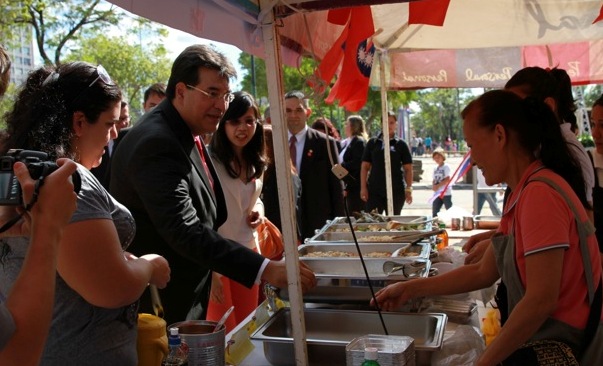 巴拉圭國會暨參議院議長維拉斯奎斯（左二）前來本館攤位致意